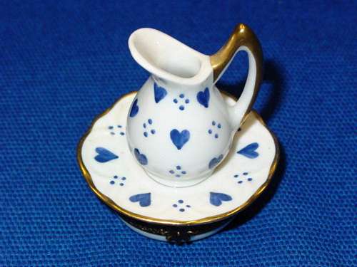 PITCHER W/ BLUE HEARTS